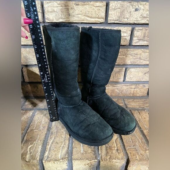 Black Uggs - Picture 1 of 7